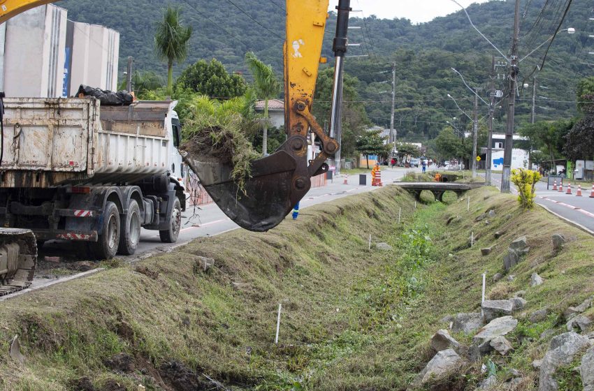  Canal de Avenida em Caiobá recebe obras de macrodrenagem