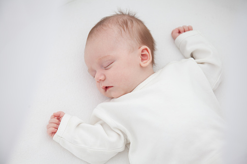  Pediatra faz recomendações sobre a maneira correta para bebês dormirem