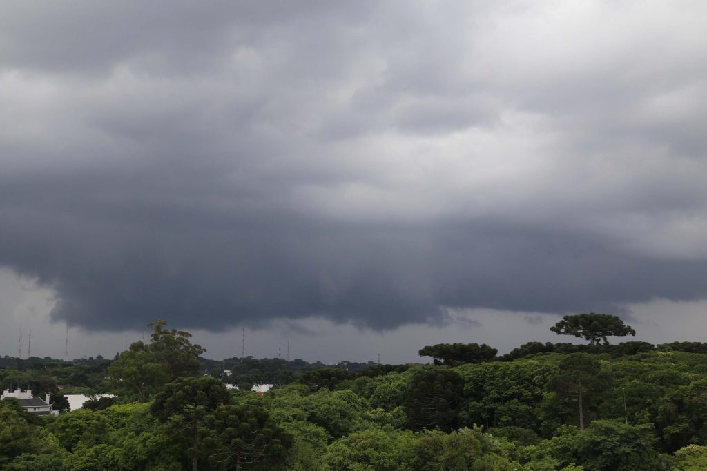 Deve voltar a chover nesta terça em Curitiba