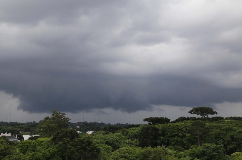  Deve voltar a chover nesta terça em Curitiba