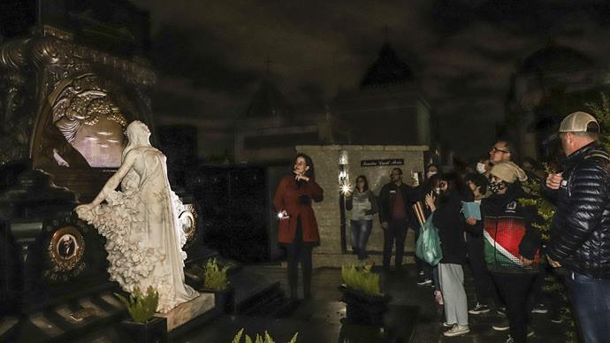  Cemitério Municipal recebe visitas noturnas que fecham programa ‘Inverno Curitiba’