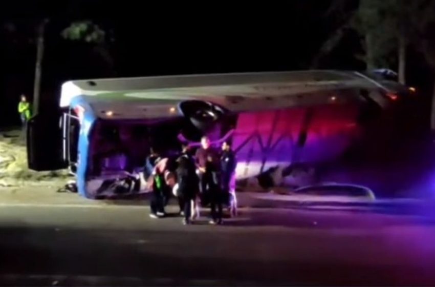  Ônibus com mais de 30 passageiros tomba na RMC