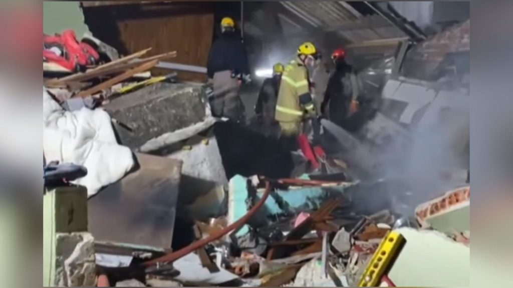 Mulher morre após explosão causar desabamento de sobrado em Curitiba