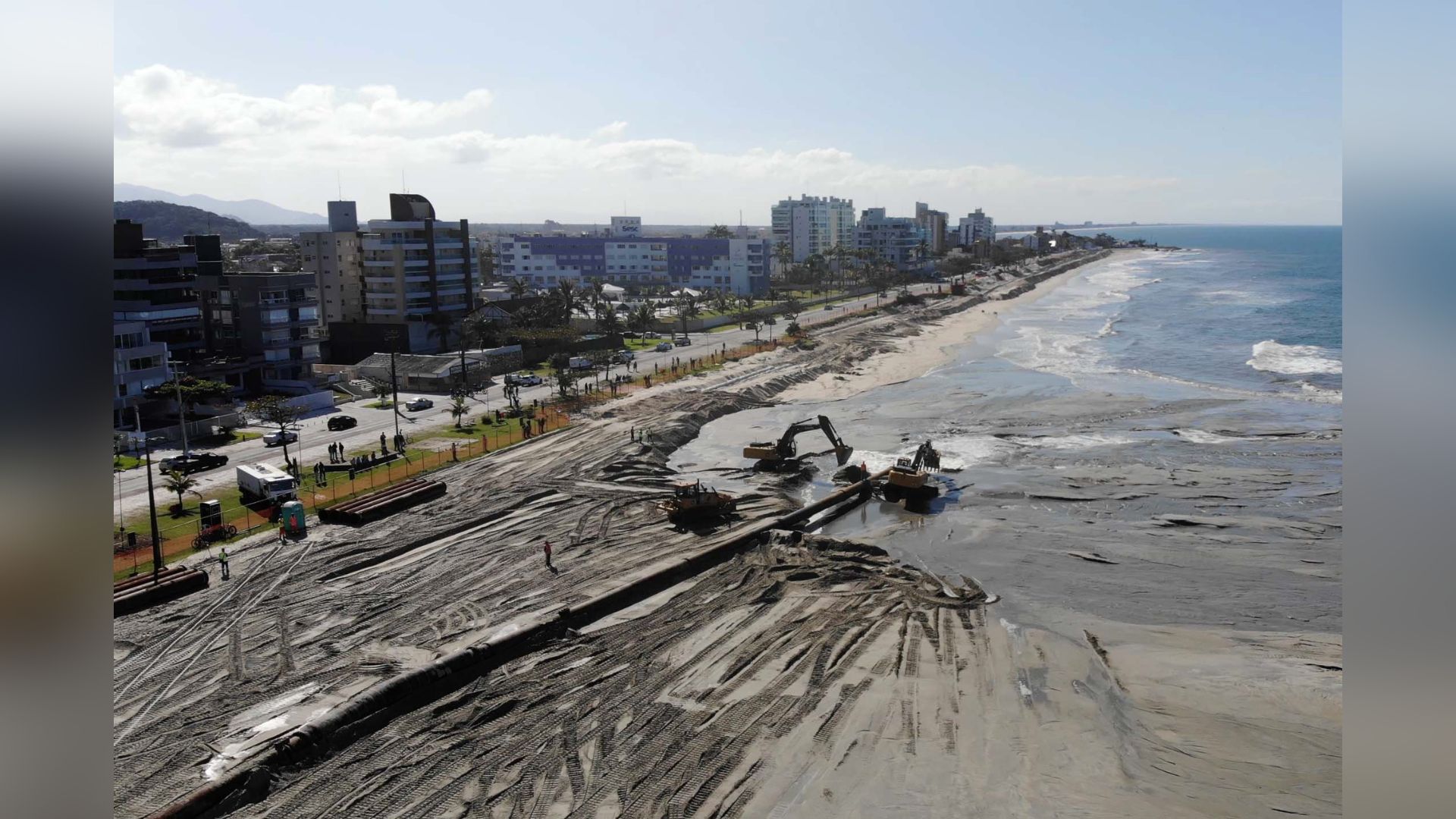 Ouvintes registram banco de areia na praia de Caiobá