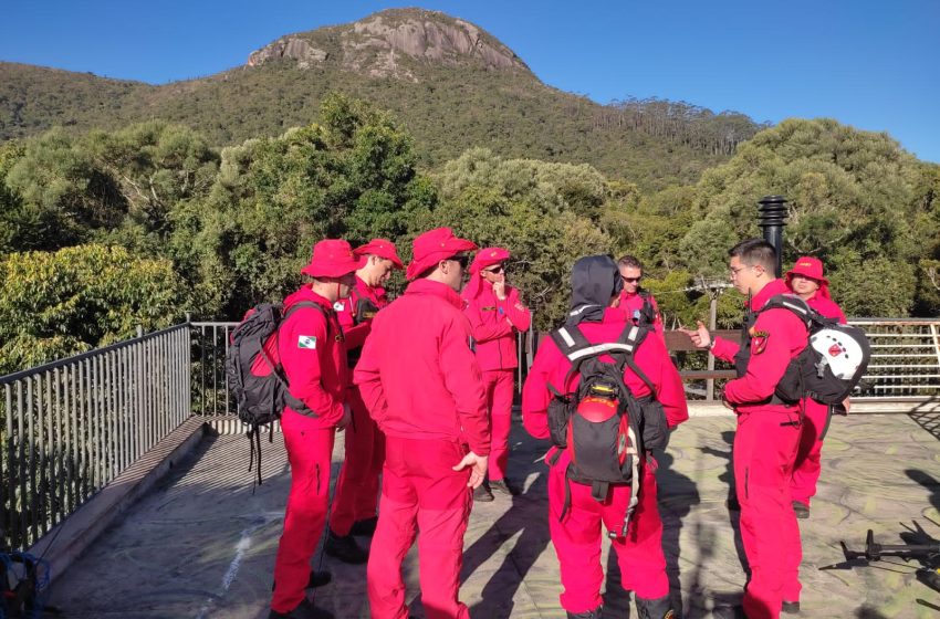  Grupos de socorro e PM treinam salvamento em montanha