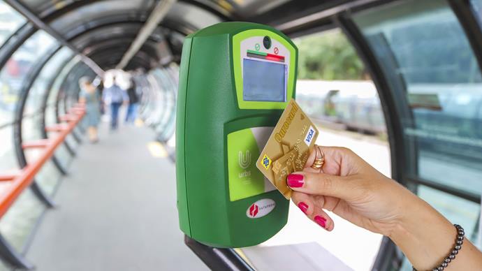  Novos ônibus de Curitiba têm pagamento exclusivo com cartão