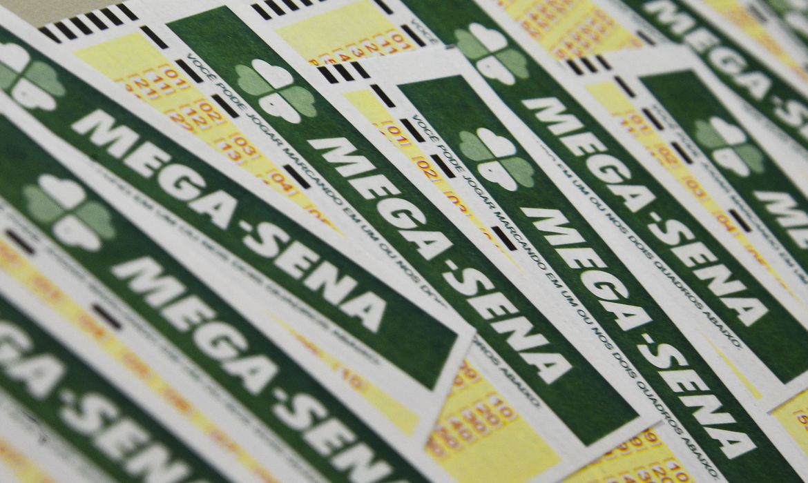 Mega-Sena 2525: aposta simples e bolão dividem R$ 317 milhões