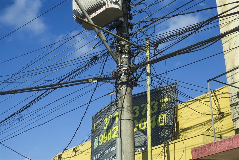 Postes de Curitiba receberão organização de fios e cabos