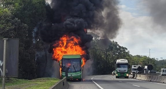  Ônibus de viagem pega fogo na BR-376