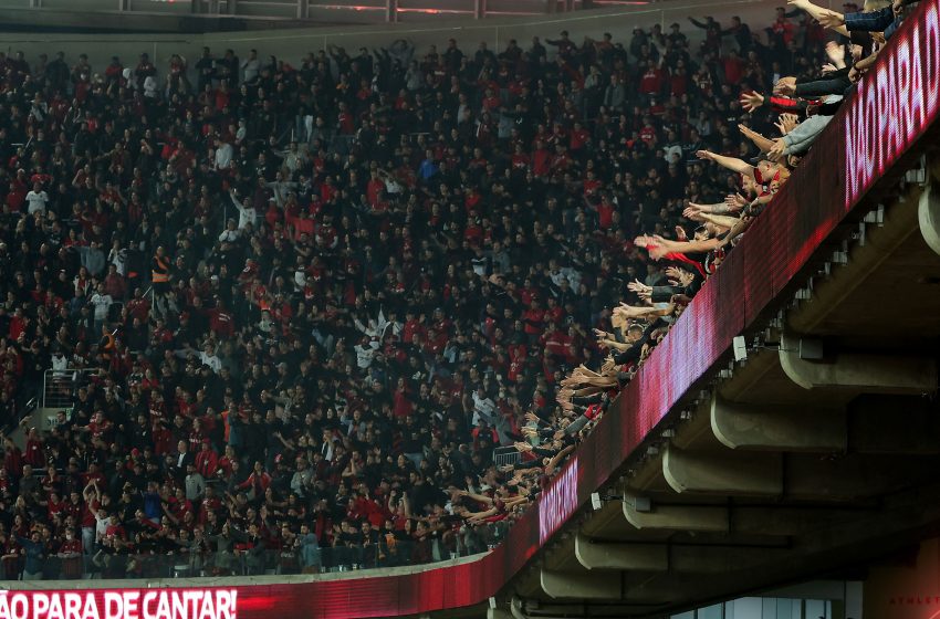  Torcedores do Athletico Paranaense seguem em comemoração