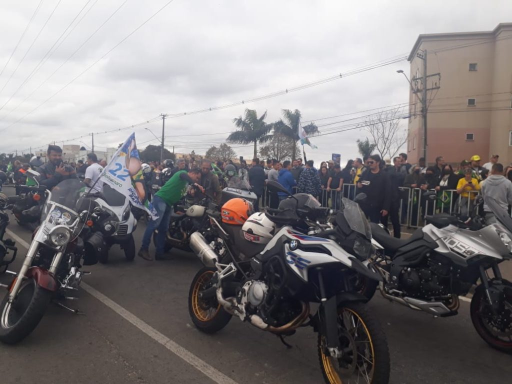 Bolsonaro reúne apoiadores em motociata no Centro de Curitiba