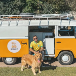 Curitibano embarca em aventura com golden em uma kombi