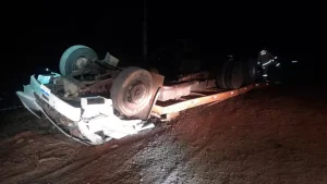 Três pessoas morrem após caminhão que carregava uma escavadeira capotar
