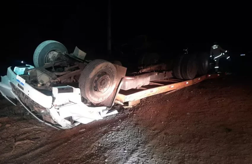  Três pessoas morrem após caminhão que carregava uma escavadeira capotar