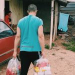 Famílias recebem cestas básicas em comunidade de Curitiba neste sábado