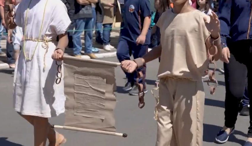  Crianças negras usam representação de correntes em desfile no Paraná