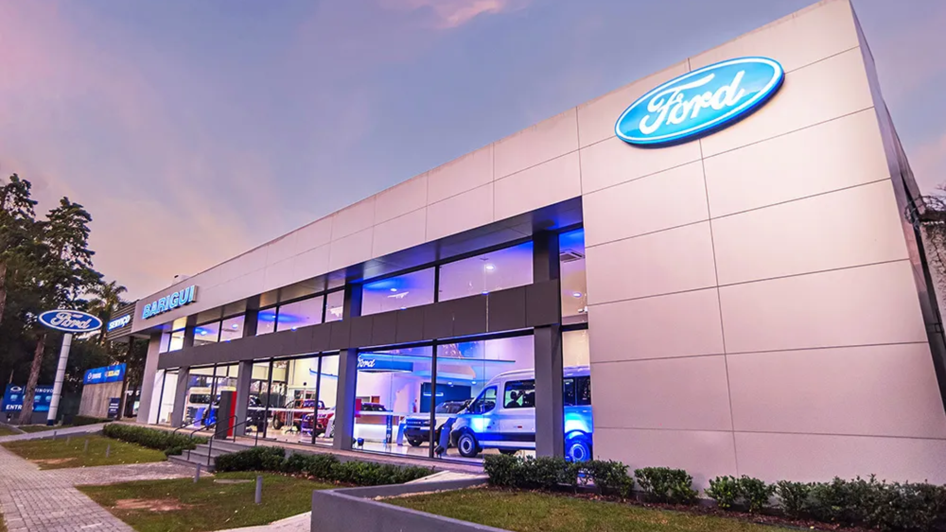Ford inaugura duas concessionárias em Curitiba