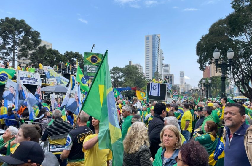  Ato reúne apoiadores de Bolsonaro no Centro Cívico