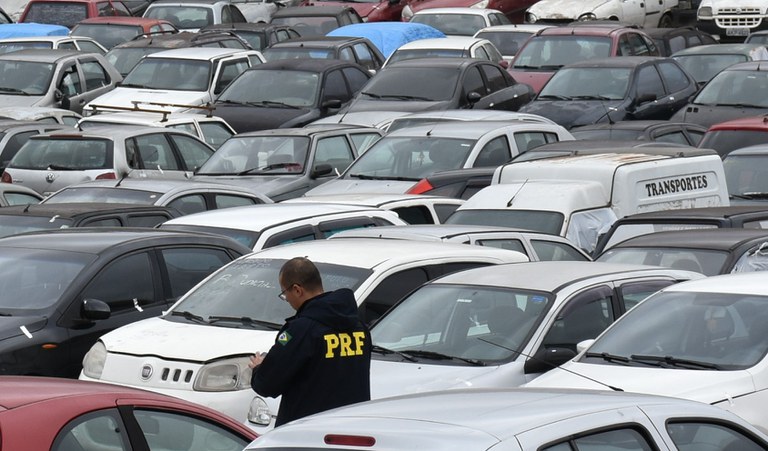  PRF faz leilão com carros a partir de R$150