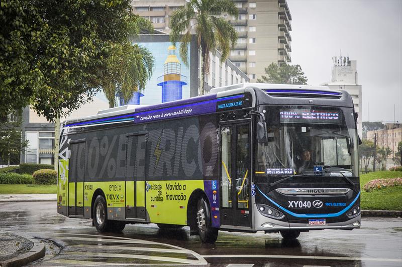 Moradores de Curitiba podem passear no ônibus 100% elétrico