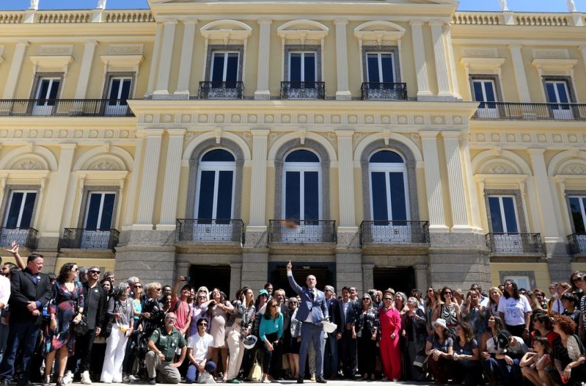  Quatro anos após incêndio, Museu Nacional apresenta fachada restaurada