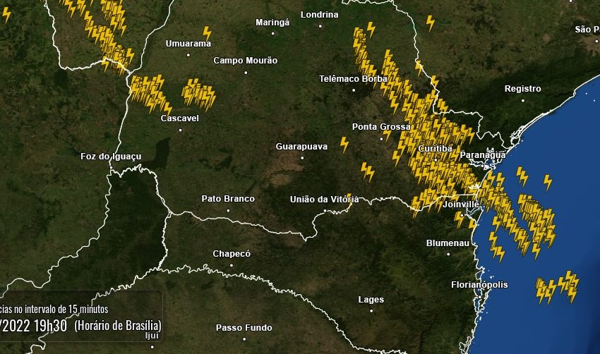  Tempestade e raios atingem Curitiba na véspera do feriado