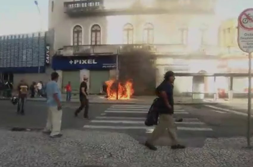  VÍDEO: Motorista é retirado de carro em chamas na Tiradentes