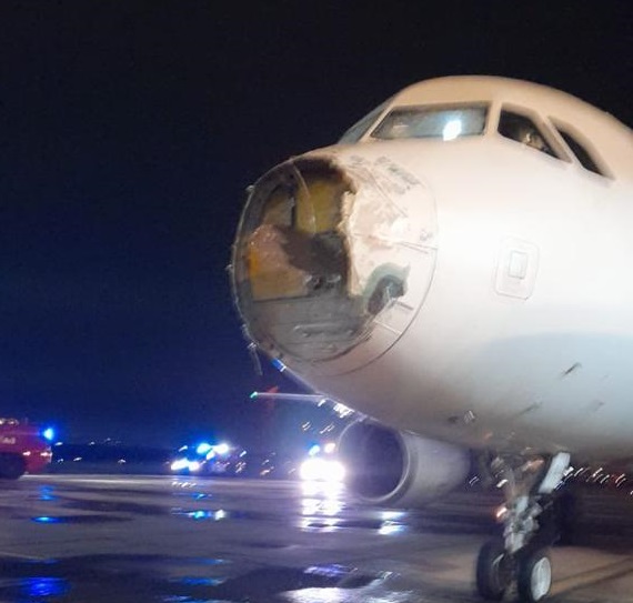  Avião faz pouso forçado em Foz após tempestade