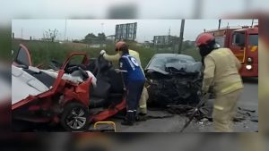 Acidente entre dois carros deixa quatro pessoas feridas