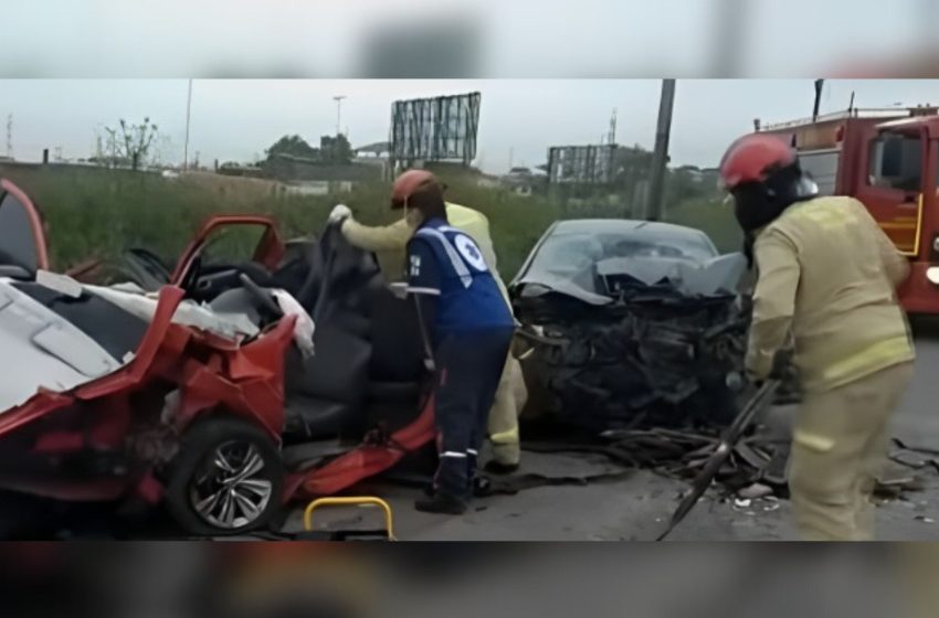  Acidente entre dois carros deixa quatro pessoas feridas