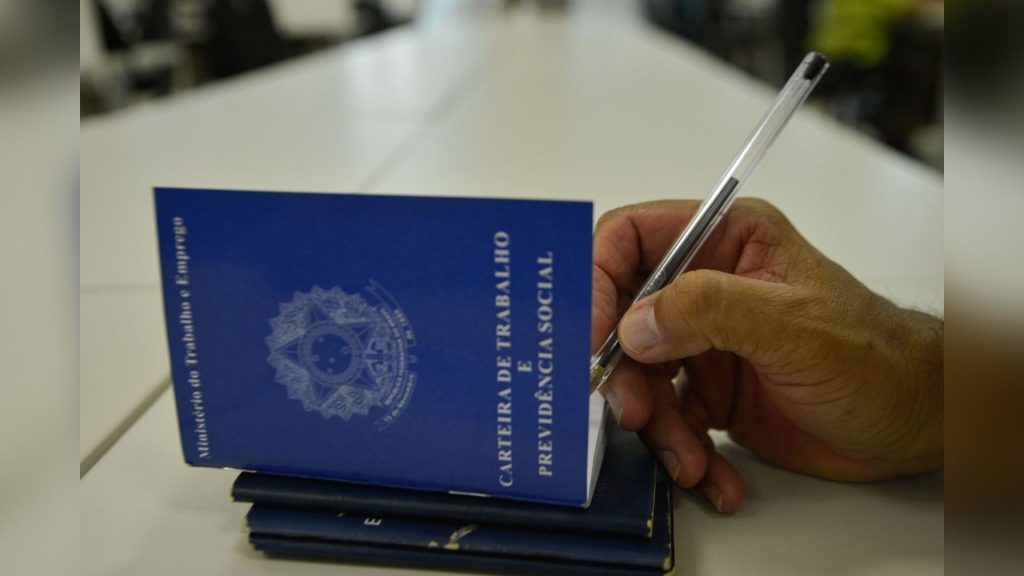 Paraná oferta cerca de 11 mil vagas com carteira assinada