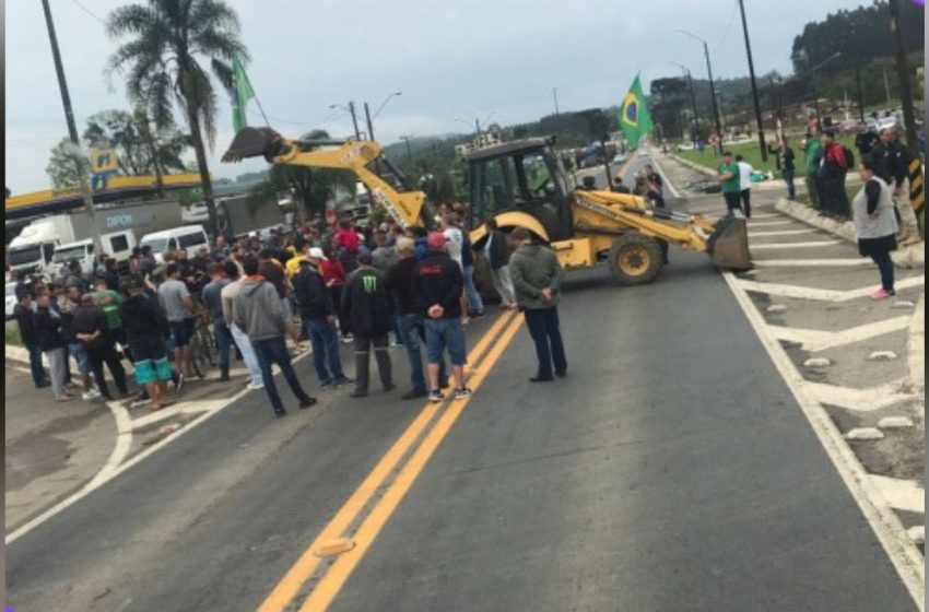  Manifestantes promovem bloqueios em rodovias do PR e SC