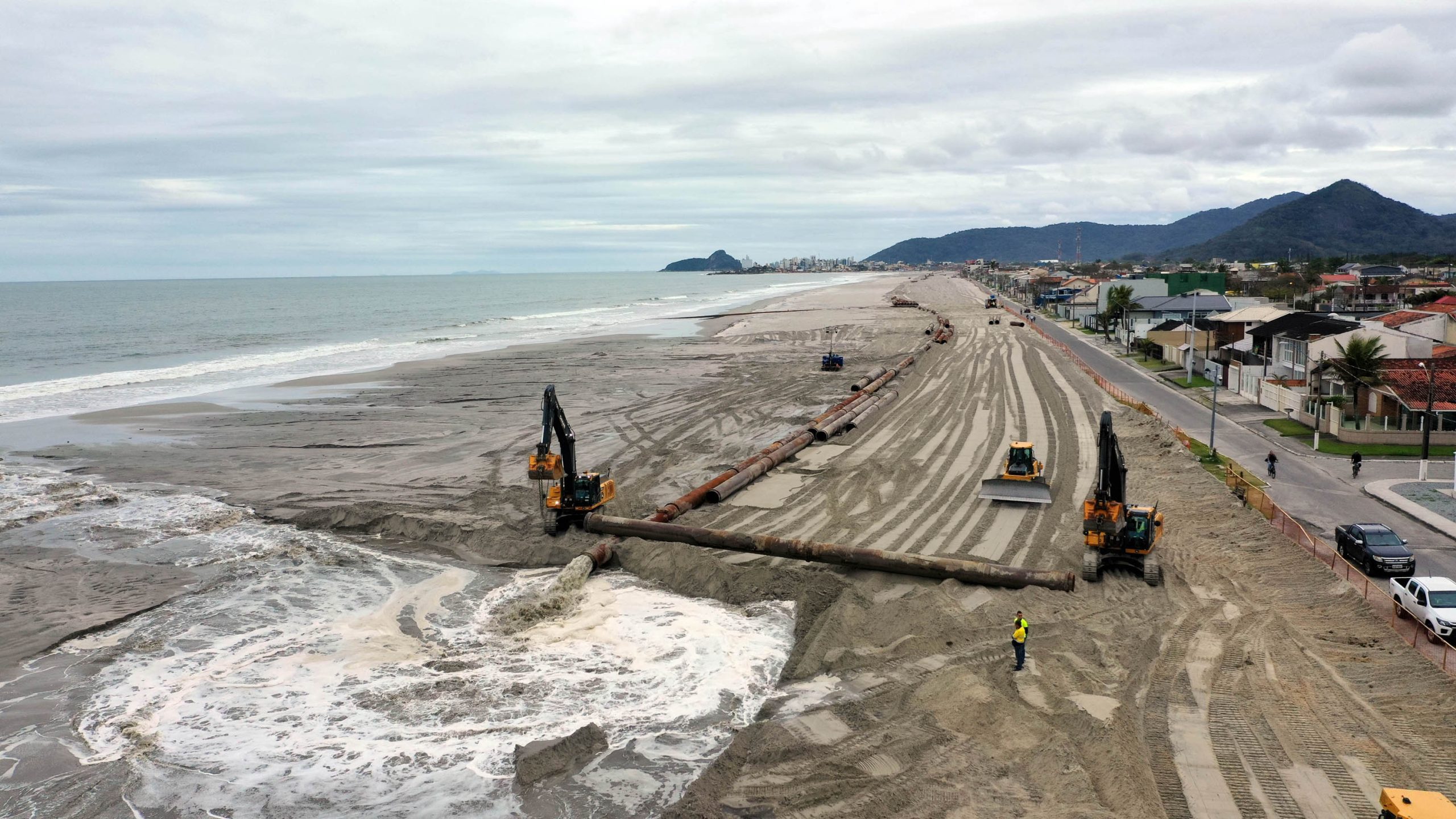 Ouvintes registram banco de areia na praia de Caiobá