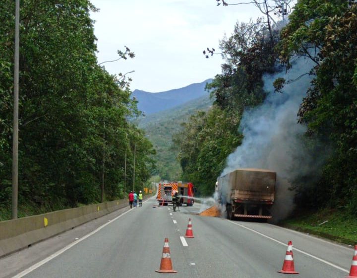  Acidente com carreta interdita a BR 376