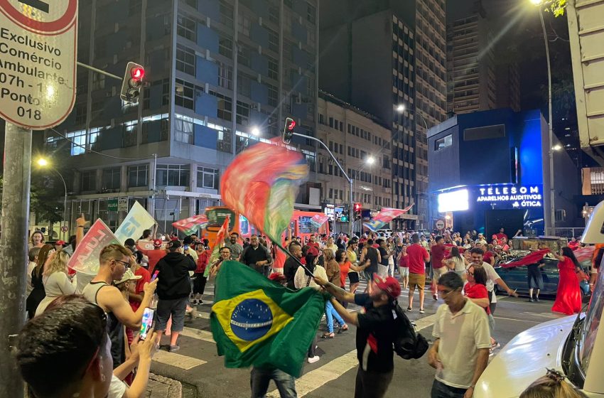  Apoiadores de Lula se reúnem no Centro após eleição