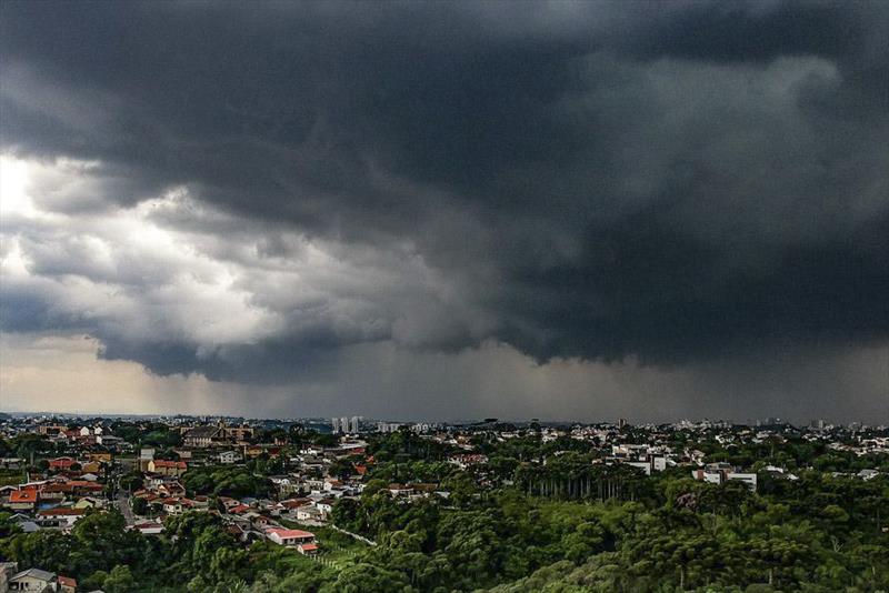 Semana começa chuvosa em Curitiba e em todo Paraná