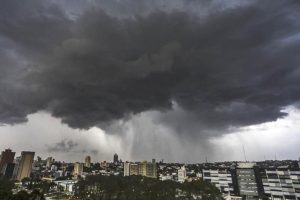 Chove em Curitiba nesta terça-feira