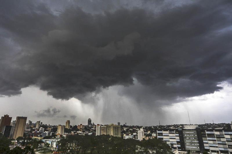  Fim de semana com chuva: instabilidade chega ao Paraná