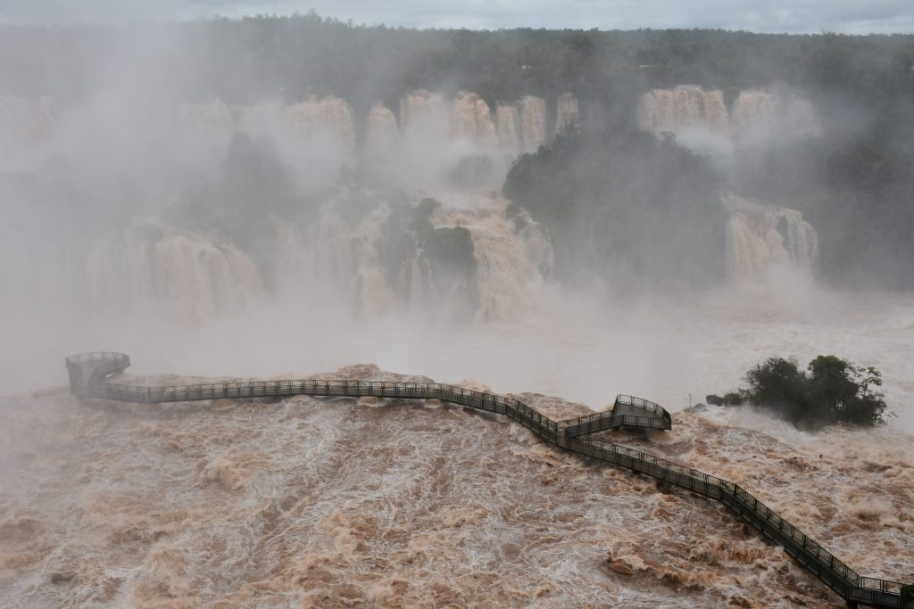 Turista argentino que caiu nas Cataratas do Iguaçu continua desaparecido