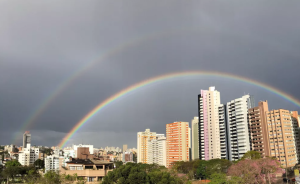 Com sol e chuva, Curitiba deve ter arco-íris hoje