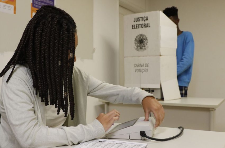 Votação segue horário de Brasília em todo o país
