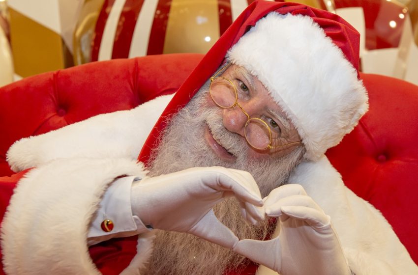  Papai Noel aprende Libras para atender crianças surdas