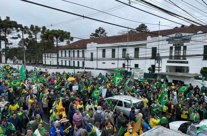  Milhares de pessoas se reúnem em protestos em Curitiba; FOTOS