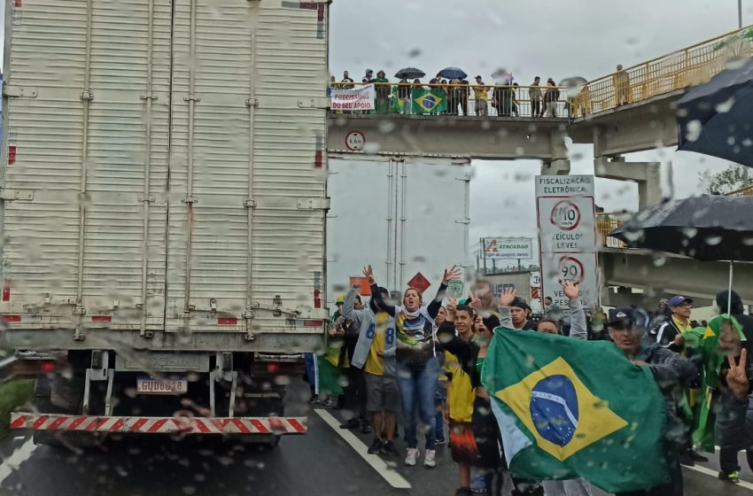  Mais de 140 pontos de bloqueios são liberados no Paraná