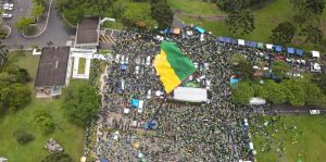 Protesto reúne 10 mil pessoas em Apucarana, diz Exército