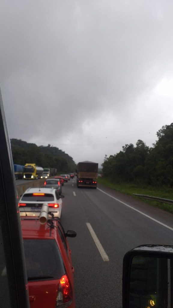 Motoristas enfrentam 30km de filas na BR-376 para Santa Catarina