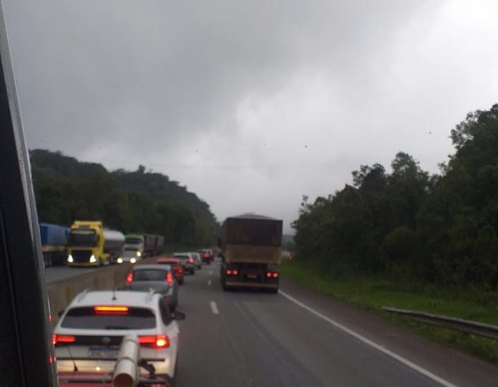  Motoristas enfrentam 30km de filas na BR-376 para Santa Catarina