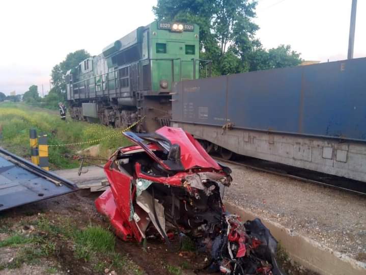  Policial militar morre após carro bater contra trem em Pinhais