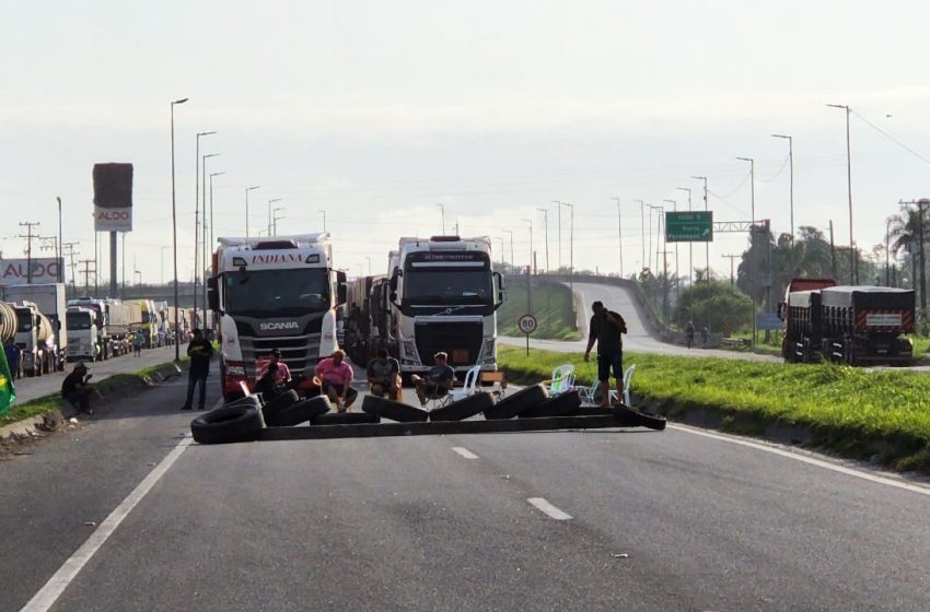  BR 277 está interditada por protestos