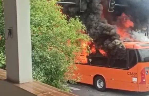  Ônibus é incendiado durante protesto na Vila Torres